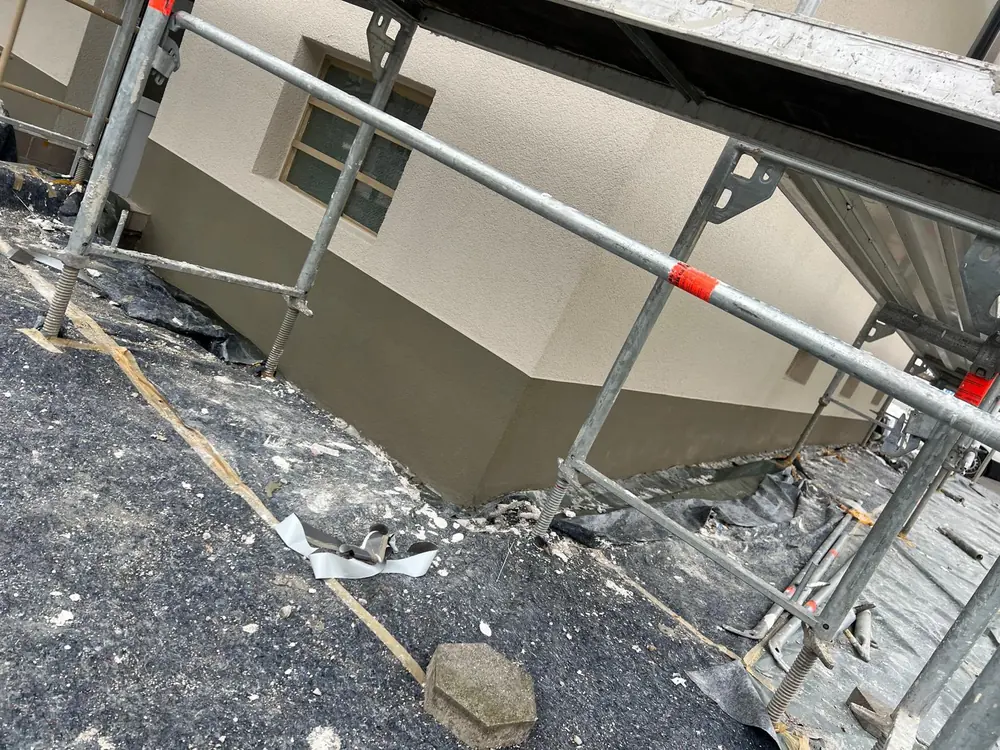 Fassade mit abgesetztem Sockel, Arbeiten am Gerüst