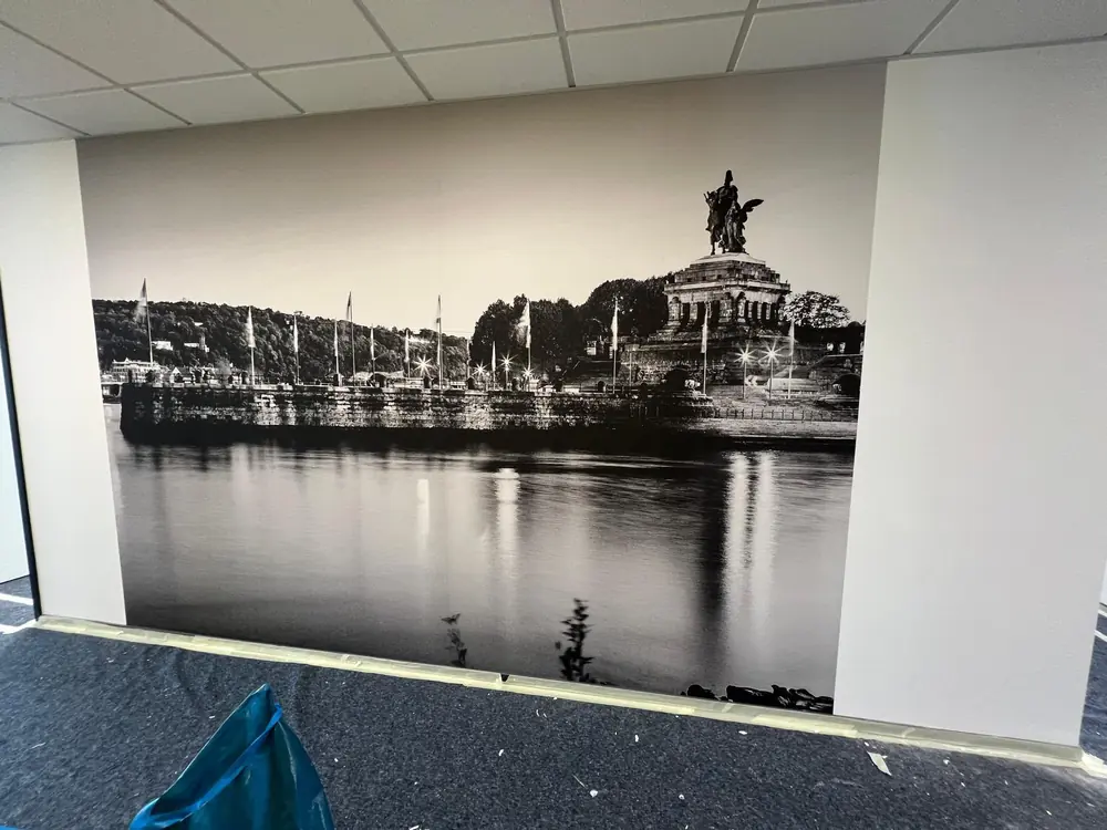 Fototapete in Schwarz-Weiß mit Stadtansicht am Fluss